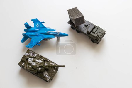 Modelos de plástico de equipo militar después del montaje y la pintura. Foto de alta calidad