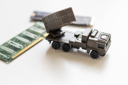 Ein Spielzeug-Militärfahrzeug mit Rakete und Mikroschaltung. Hochwertiges Foto