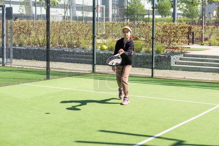  niña jugando padel y golpeando la pelota con su raqueta al aire libre conceptos deportivos. Foto de alta calidad