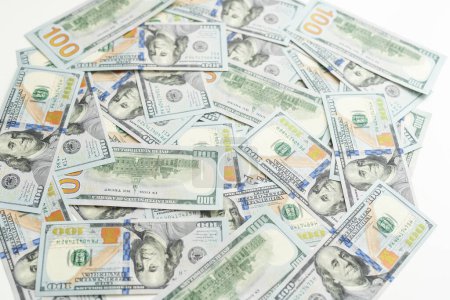 Sehr große Mengen an US-Hundert-Dollar-Scheinen schließen sich an. Riesige Menge an US-Banknoten auf flachem Tisch. Hochwertiges Foto