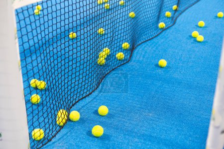 balles de padel de tennis dans le court. Photo de haute qualité