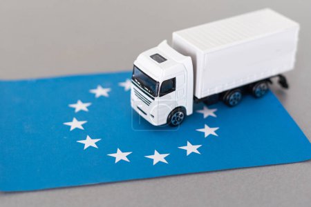 LKW auf der Flagge der Europäischen Union. Cargo Delivery im EU-Konzept, 3D Rendering. Hochwertiges Foto
