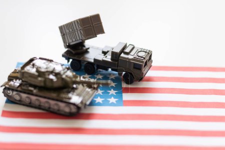 Waffen, militärische Ausrüstung in den USA, Konzept. 3D-Rendering isoliert auf weißem Hintergrund. Hochwertiges Foto