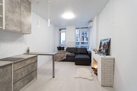 Moderne Einzimmerwohnung mit kleiner Küche, Sofa