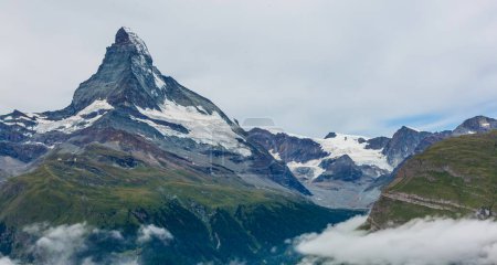 Bergpanorama in den Schweizer Alpen, bewölkter Himmel