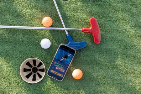 Foto de Mini golf apuestas deportivas en un teléfono inteligente. Foto de alta calidad - Imagen libre de derechos