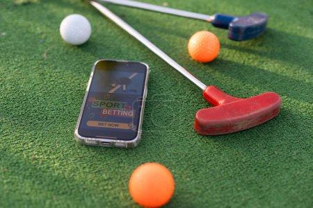 Foto de Mini golf apuestas deportivas en un teléfono inteligente. Foto de alta calidad - Imagen libre de derechos