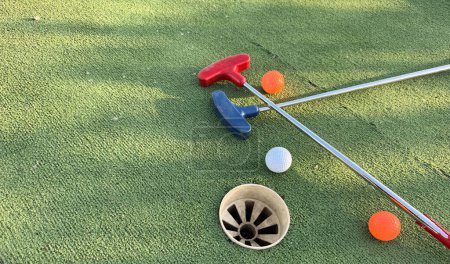 Golfball und Golfschläger auf Grün am Abend Golfplatz mit Sonnenschein. Hochwertiges Foto