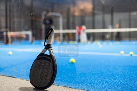 Foto de Pádel: raqueta de paddel y pelota frente a una pista al aire libre. Foto de alta calidad - Imagen libre de derechos