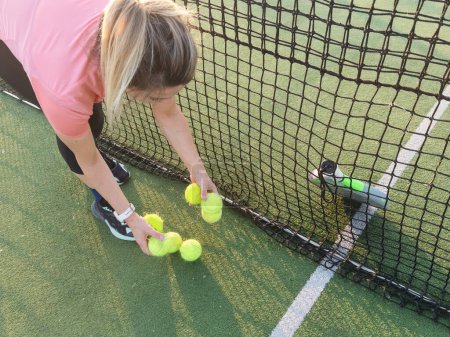  Tennisball mit Netz auf dem Sportvereinsplatz. . Hochwertiges Foto