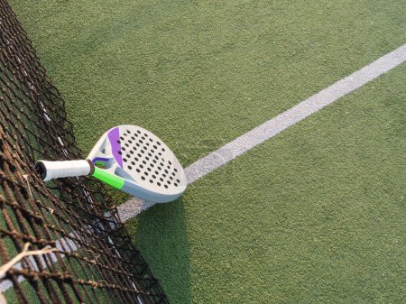 Foto de Fondo de raqueta de padel y pelota en suelo de césped artificial en pista al aire libre. Vista superior. Foto de alta calidad - Imagen libre de derechos