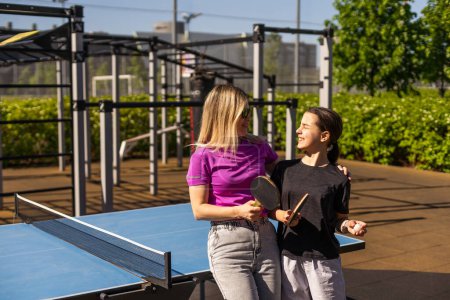 Femme adulte instructeur enseignant fille jouer au tennis de table. Photo de haute qualité