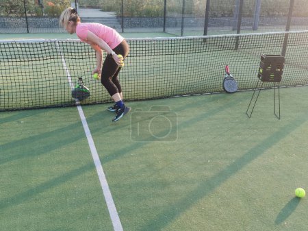  Pelota de tenis con red en pista de club deportivo. .. Foto de alta calidad