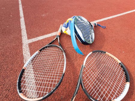 Téléchargez les photos : Raquettes de tennis et de padel cassées. Photo de haute qualité - en image libre de droit