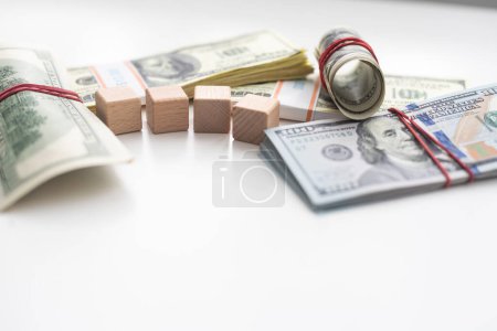Un fondo de 100 billetes encima de una pila de efectivo. Foto de alta calidad