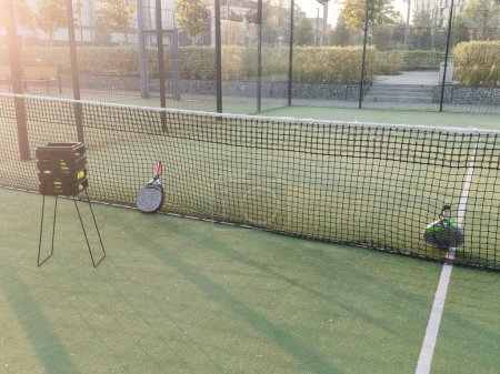 Foto de Fondo de raqueta de padel y pelota en suelo de césped artificial en pista al aire libre. Vista superior. Foto de alta calidad - Imagen libre de derechos