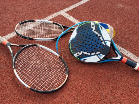 Téléchargez les photos : Raquettes de tennis et de padel cassées. Photo de haute qualité - en image libre de droit