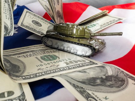 Panzer auf zerknüllten Hundert-Dollar-Scheinen. Hintergrund der Kriegsfinanzierung und des Preises für militärische Unterstützung der Vereinigten Staaten von Amerika. Hochwertiges Foto