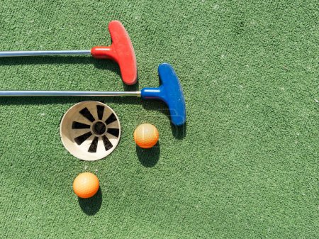 Bunte Golf Putter mit Golfbällen auf Kunstrasen. Hochwertiges Foto