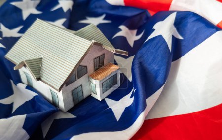 Petite maison sur un drapeau - Vivre ou migrer aux États-Unis d'Amérique. Photo de haute qualité