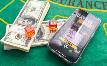 Glücksspiel Online Casino Internet-Wetten Konzept Green Screen. Smartphone mit Pokerchips, Würfel. Jackpot, Casino-Jetons. Hochwertiges Foto