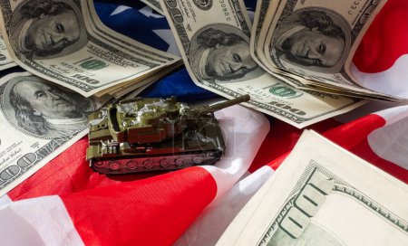 Panzer auf zerknüllten Hundert-Dollar-Scheinen. Hintergrund der Kriegsfinanzierung und des Preises für militärische Unterstützung der Vereinigten Staaten von Amerika. Hochwertiges Foto