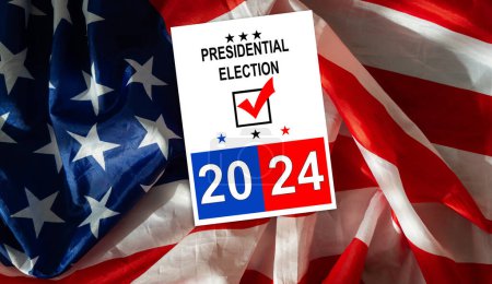Politik und Wahlkonzept. Der Text zur Präsidentschaftswahl 2024 auf weißem Papier über dem Hintergrund der amerikanischen Flagge. Hochwertiges Foto