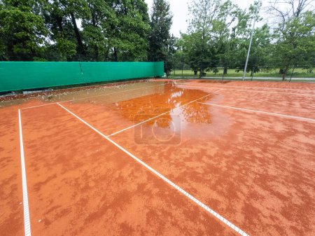 Ein Blick auf die Netze über die vielen Tennisplätze, die nach einem Regenschauer feucht waren. Hochwertiges Foto