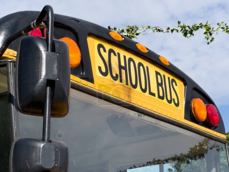 la parte delantera de un autobús escolar amarillo. Foto de alta calidad