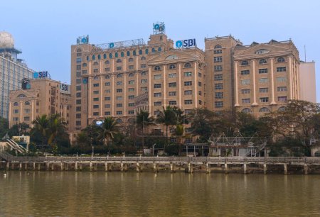 Téléchargez les photos : Kolkata, Inde, 24 janvier 2023 : Vue extérieure du bâtiment principal de la State Bank of India. - en image libre de droit