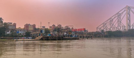 Téléchargez les photos : Kolkata, Inde, 24 janvier 2023 : Vue de la célèbre station Howrah au bord du Gange. - en image libre de droit