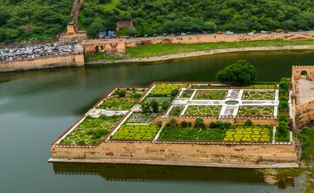 Foto de Vista de la colina de los jardines de patrón mogol llamado Dil Aaram Bagh debajo de la antigua fortaleza de Amer o Amber Fort en la ciudad de Jaipur. Rajastán, India. - Imagen libre de derechos