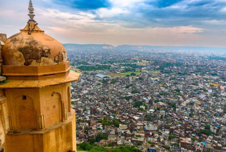 Vue du paysage de la tour du fort de Nahargarh surplombant la ville de Jaipur.