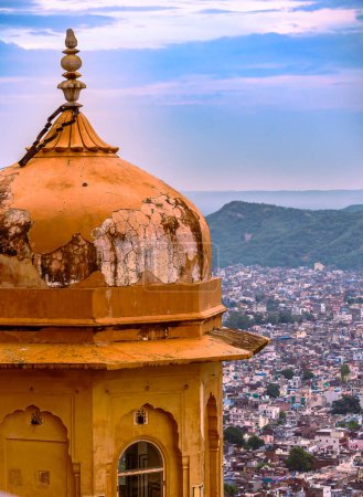 Téléchargez les photos : Vue du paysage de la tour du fort de Nahargarh surplombant la ville de Jaipur. - en image libre de droit