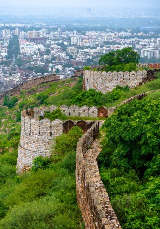 Festungsmauer der Festung Jaigarh, auf dem Vorgebirge der Aravalli-Kette gelegen; Blick auf die Festung Amer.