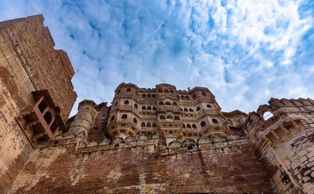 Téléchargez les photos : Haut mur du fort Mehrangarh qui couvre une superficie de 1200 acres (486 hectares) à Jodhpur, Rajasthan, Inde. - en image libre de droit