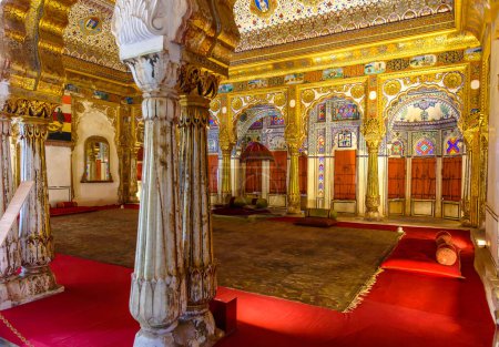 Foto de 23 de agosto de 2022: Vista del Phool Mahal, un salón bellamente decorado en el fuerte de Mehrangarh, Jodhpur, Rajastán, India. La sala probablemente sirvió para el propósito de una cúpula de placer de los Maharajás. - Imagen libre de derechos