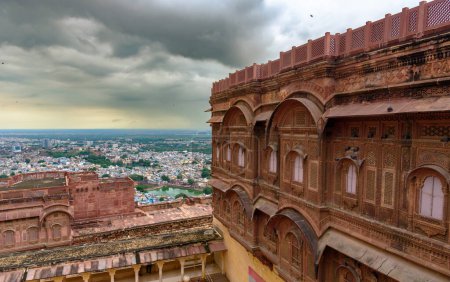 Téléchargez les photos : Jodhpur, Rajasthan, Inde, 23 août 2022 : Vue de l'intérieur du fort Mehrangarh avec paysage urbain de la ville de Jodhpur, Rajasthan, Inde. - en image libre de droit