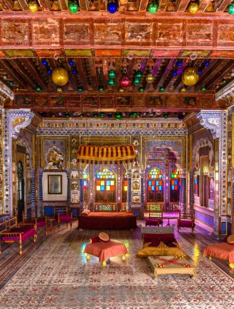 Téléchargez les photos : 23 août 2022 : Sheesh Mahal, Jodhpur, Inde Vue d'ensemble Une caractéristique de l'architecture royale Rajput, le Sheesh Mahal dans le fort Mehrangarh de Jodhpur est un régal pour l'œil du spectateur. - en image libre de droit