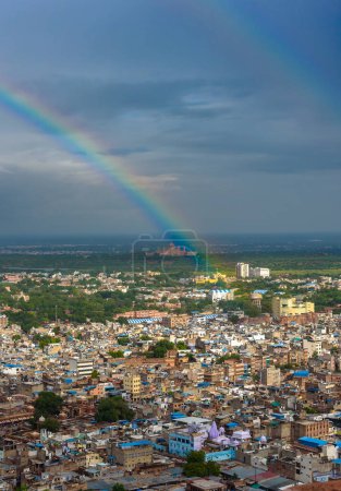 Vue de Jodhpur ville du Rajasthan avec ciel arc-en-ciel.