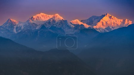 Blick auf den schneebedeckten Kangchenjunga bei Sonnenaufgang.