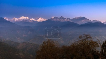 Paisaje vista de la nieve vestido Kangchenjunga, también deletreado Kanchenjunga, con vista al valle.