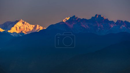 Foto de Paisaje Vista de la Majestuosa Kangchenjunga, también escrito Kanchenjunga, es la tercera montaña más alta del mundo. - Imagen libre de derechos