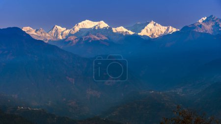 Landschaft Blick auf schneebedeckte Kangchenjunga, auch geschrieben Kanchenjunga, mit Blick auf das Tal.