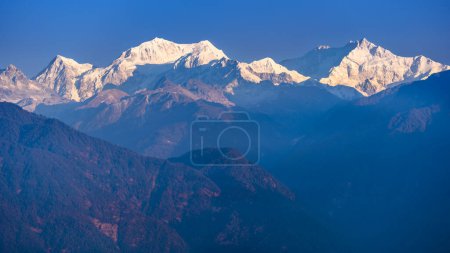 Paisaje vista de la nieve vestido Kangchenjunga, también deletreado Kanchenjunga, con vista al valle.