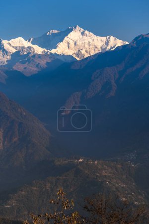 Porträtansicht des schneebedeckten Kangchenjunga, auch Kanchenjunga genannt, mit Berglagen.