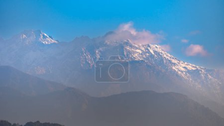 Paisaje vista de nieve vestido Kangchenjunga, también deletreado Kanchenjunga, es la tercera montaña más alta del mundo. Se encuentra entre Nepal y Sikkim, India