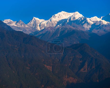 Foto de Paisaje vista de nieve vestido Kangchenjunga, también deletreado Kanchenjunga, es la tercera montaña más alta del mundo. Se encuentra entre Nepal y Sikkim, India - Imagen libre de derechos