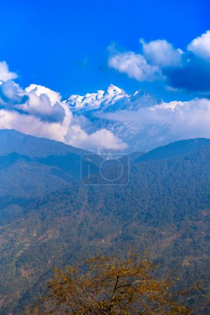 Téléchargez les photos : Vue du portrait de Kangchenjunga revêtu de neige, également orthographié Kanchenjunga, avec des couches de montagne. - en image libre de droit