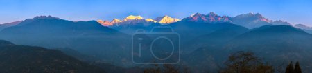 Panoramablick auf den schneebedeckten Kangchenjunga zur Zeit des Sonnenaufgangs.